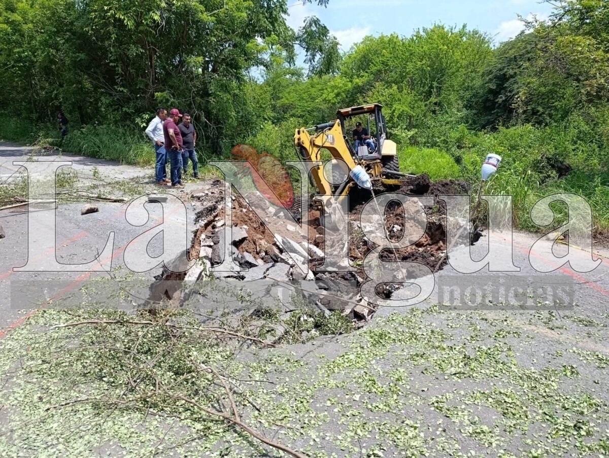 Inician trabajos de rehabilitación por hundimiento en entrada principal de Camarón de Tejeda 11 fb img 17525393787757267590194796111649