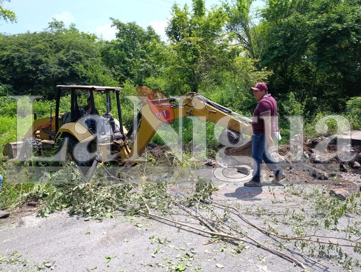 Inician trabajos de rehabilitación por hundimiento en entrada principal de Camarón de Tejeda 5 fb img 17525393919258571759556022222239