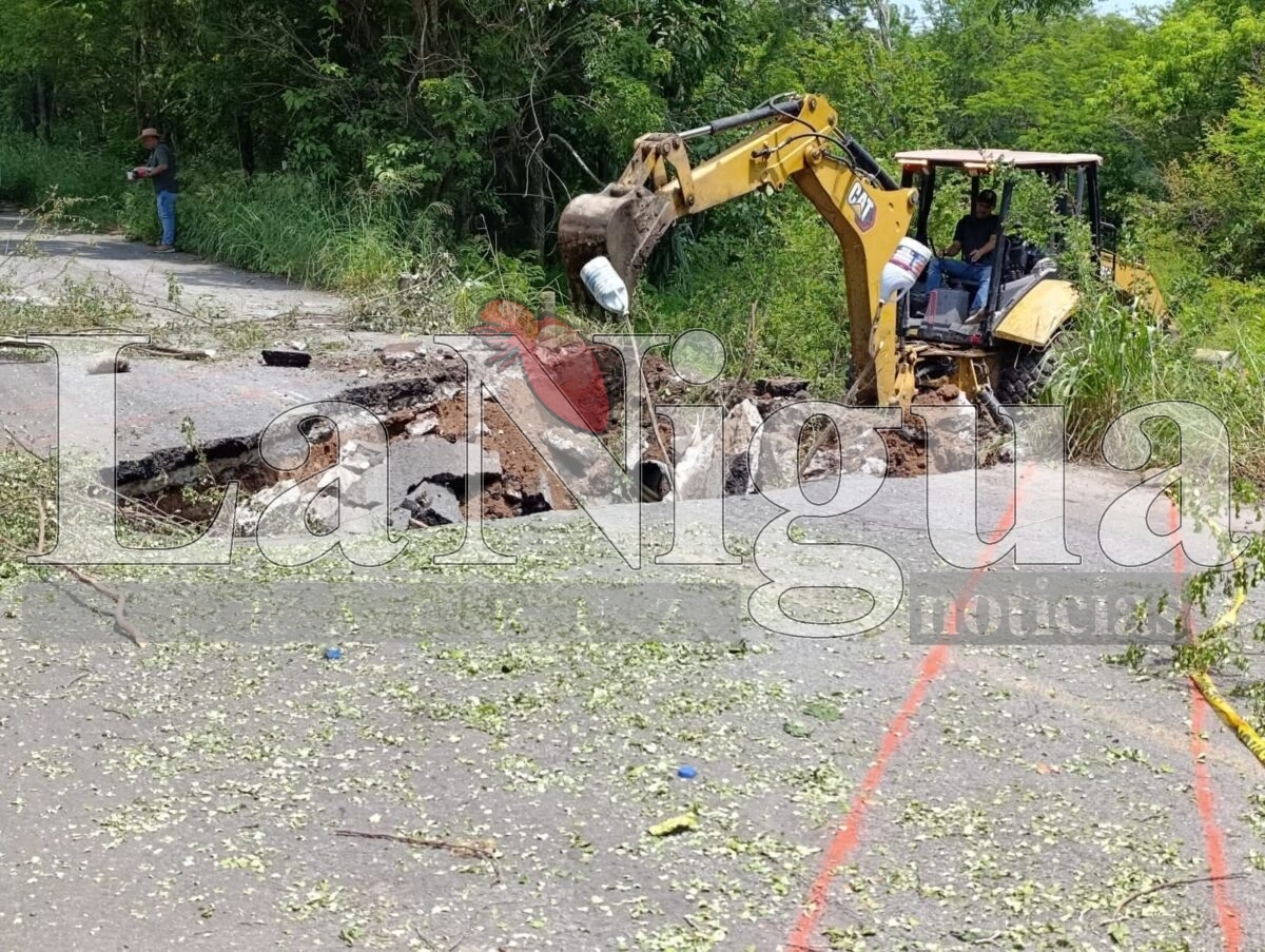 Inician trabajos de rehabilitación por hundimiento en entrada principal de Camarón de Tejeda 4 fb img 17525393941247869803407319216803