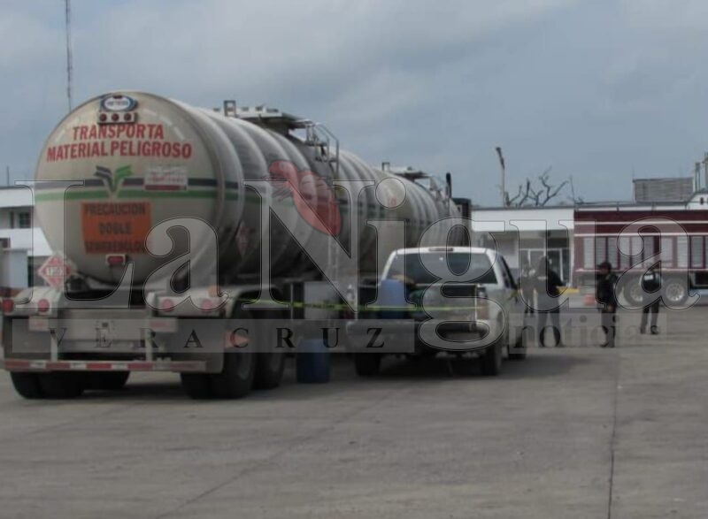 Aseguran, autoridades un tractocamión con combustible y camioneta con garrafas en gasolinera de Tihuatlán 4 img 20250702 wa00272289646146817491404