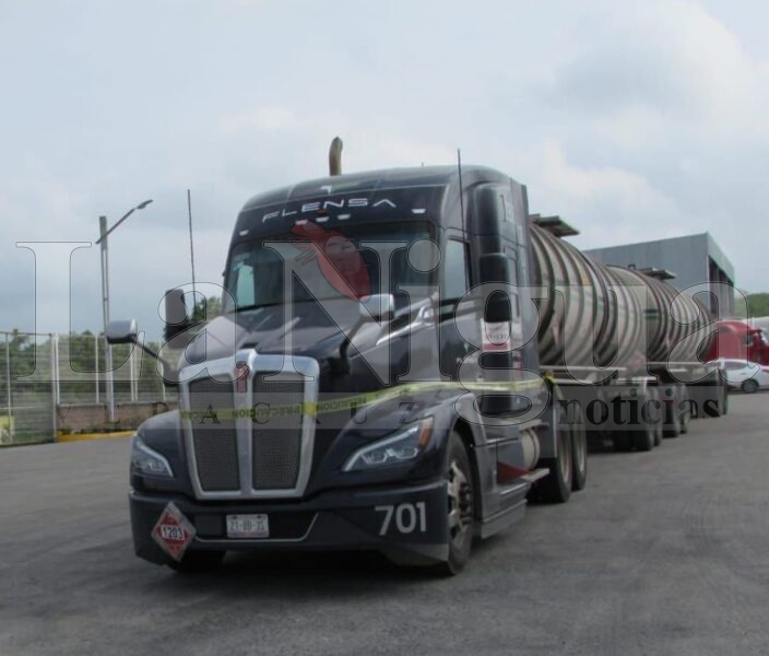 Aseguran, autoridades un tractocamión con combustible y camioneta con garrafas en gasolinera de Tihuatlán 2 img 20250702 wa0028371960863282811146