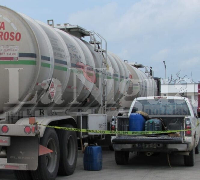 Aseguran, autoridades un tractocamión con combustible y camioneta con garrafas en gasolinera de Tihuatlán 3 img 20250702 wa00295083610596824779179