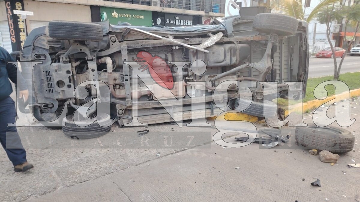 Petroleros provocan fuerte choque y volcadura en la justo sierra. 2 img 20250704 wa001966503215875523592