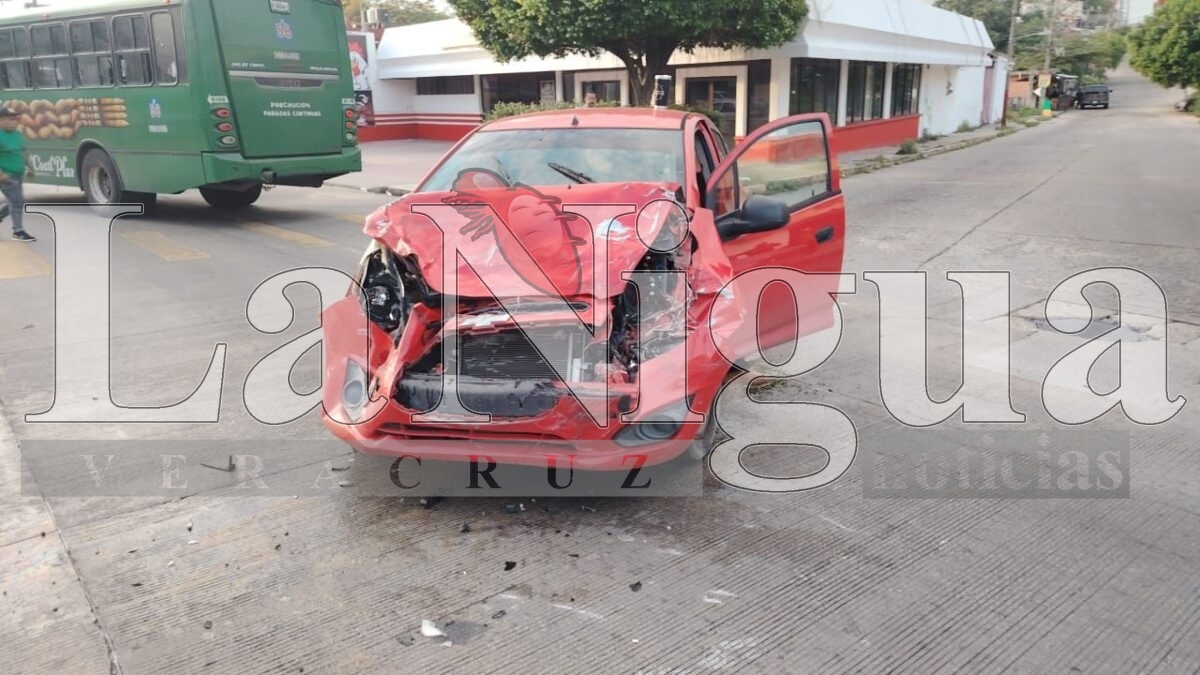 Petroleros provocan fuerte choque y volcadura en la justo sierra. 1 img 20250704 wa00203328111545478083030