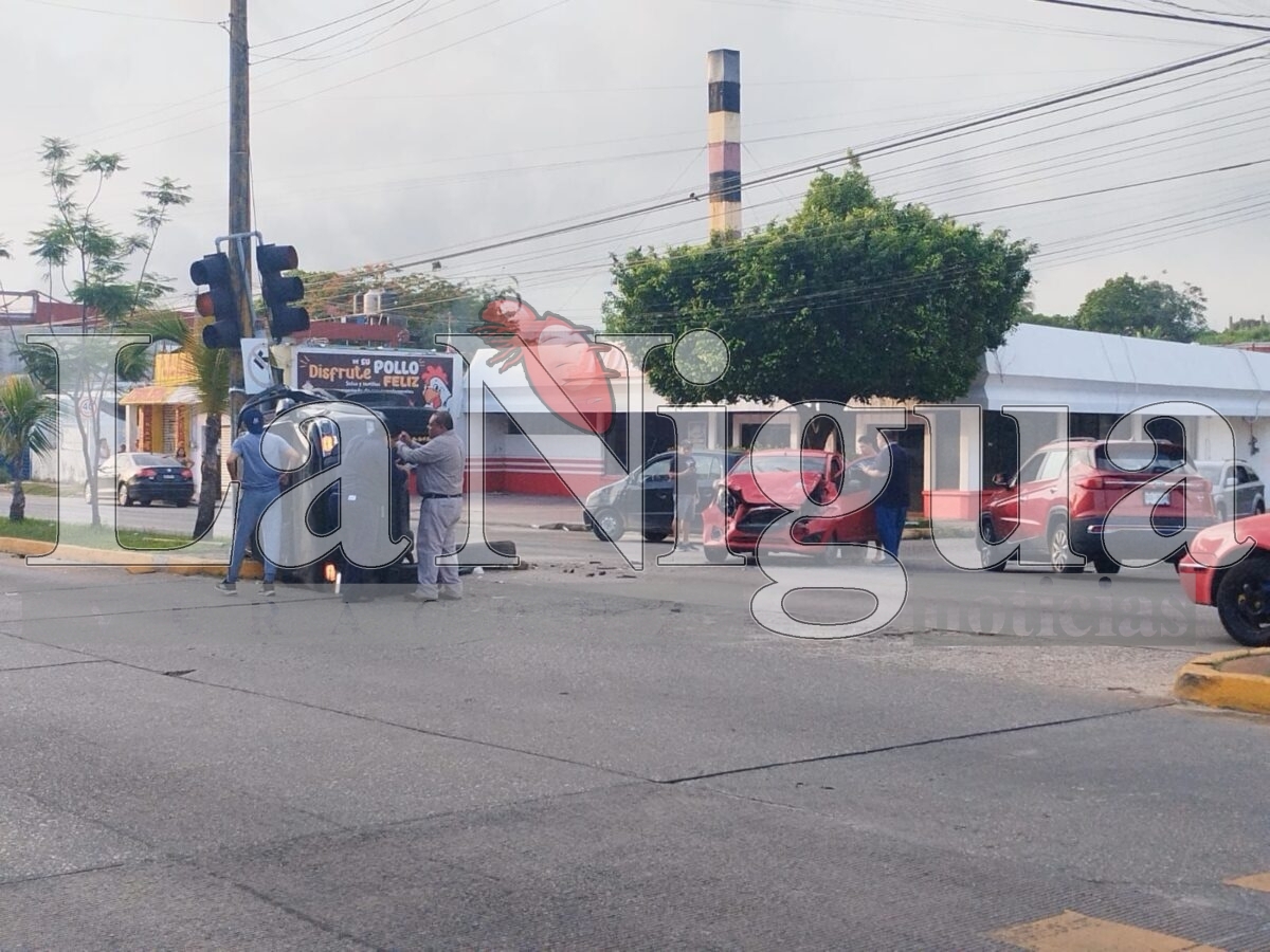 Petroleros provocan fuerte choque y volcadura en la justo sierra. 3 img 20250704 wa0021258354477260739502