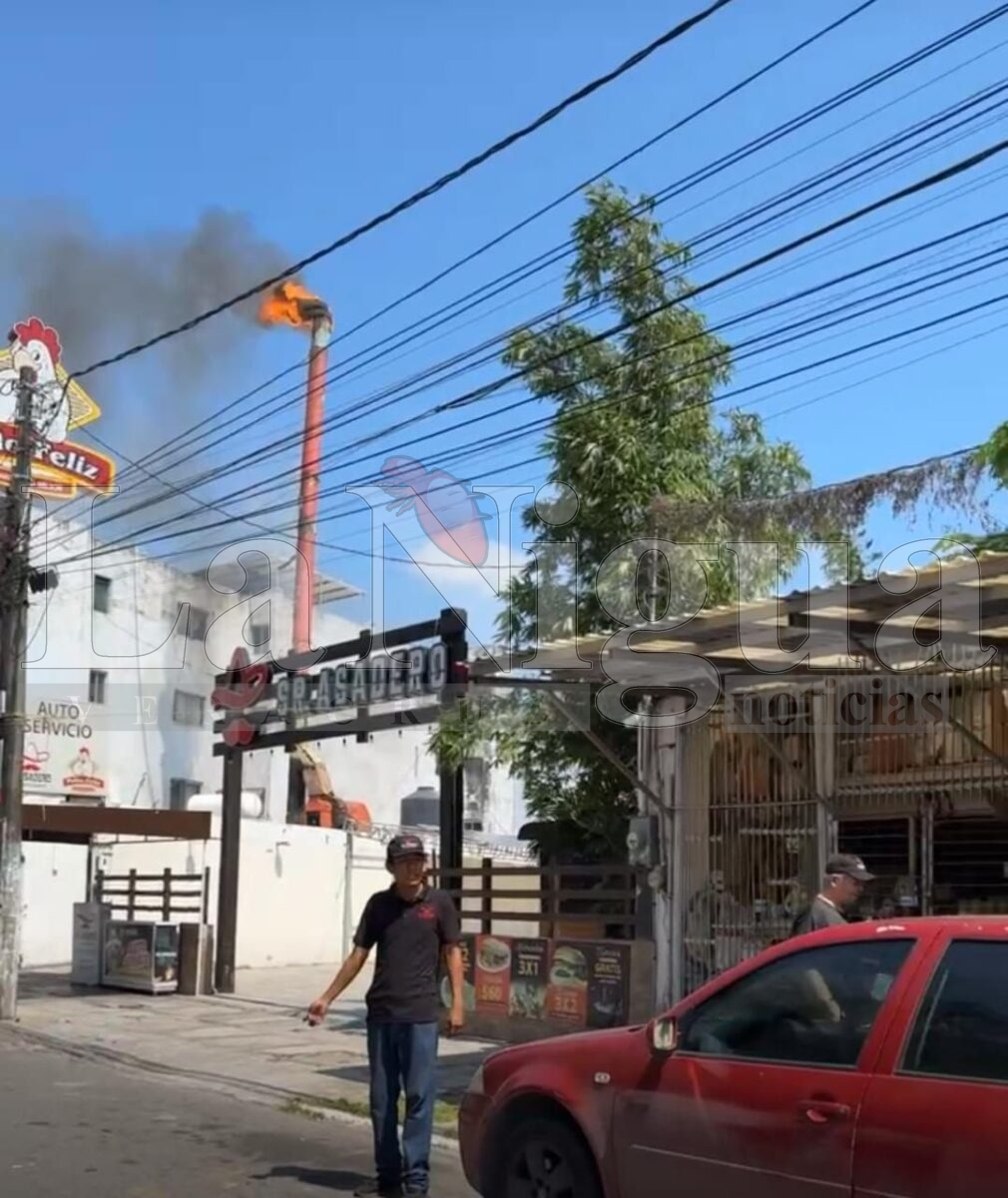 Incendio en sucursal de Pollo Feliz moviliza a cuerpos de emergencia en Veracruz 4 img 20250705 wa00616213849088277249117