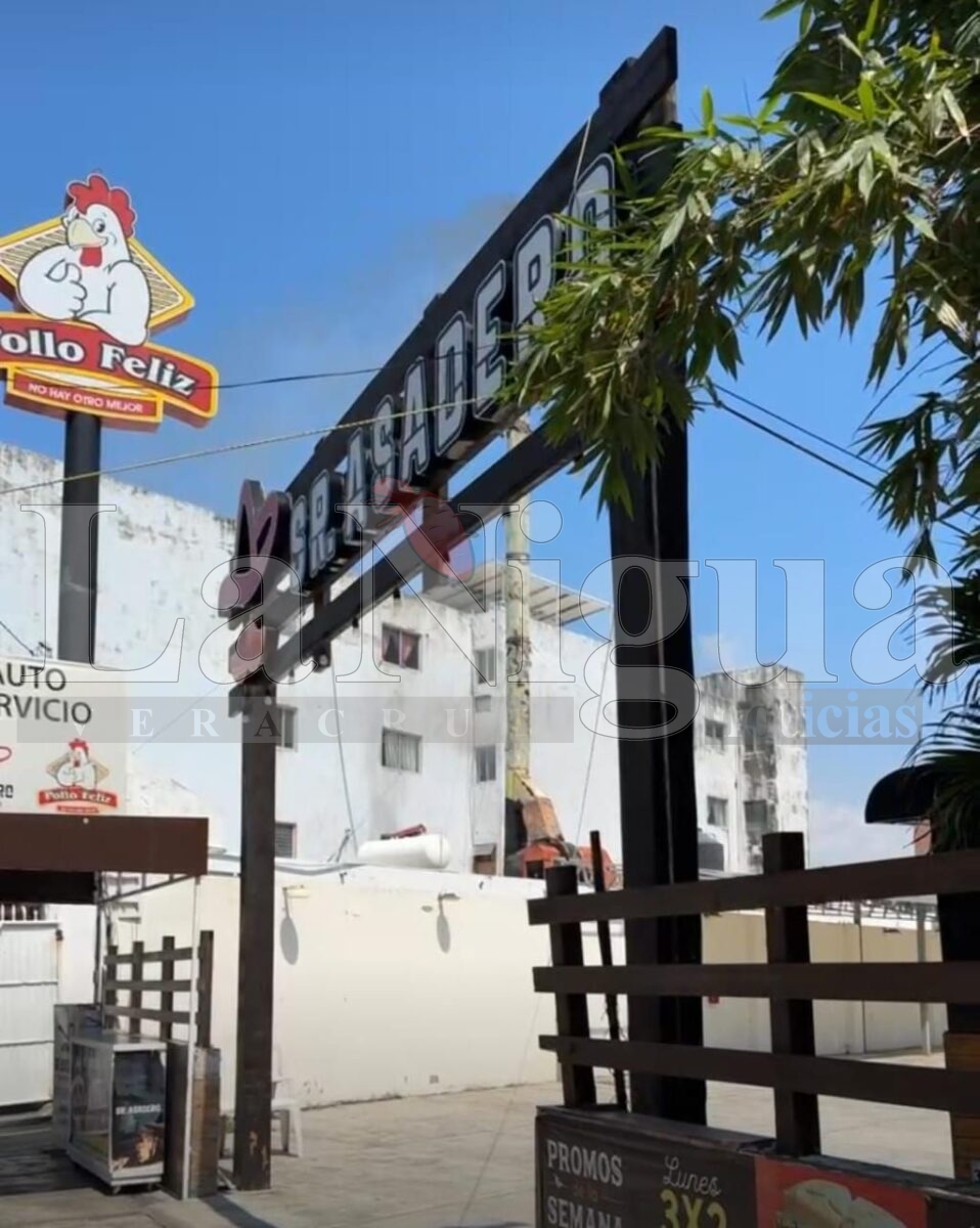Incendio en sucursal de Pollo Feliz moviliza a cuerpos de emergencia en Veracruz 3 img 20250705 wa00621184618530482475782