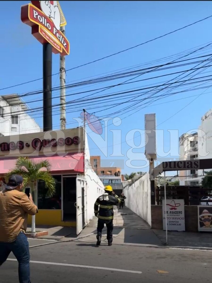 Incendio en sucursal de Pollo Feliz moviliza a cuerpos de emergencia en Veracruz 2 img 20250705 wa0063495284083049147504