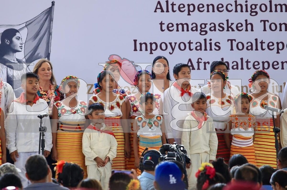 Niños de Zaragoza entonan el Himno Nacional en náhuatl durante asamblea comunitaria indígena. 2 img 20250706 wa00922868112103475345327