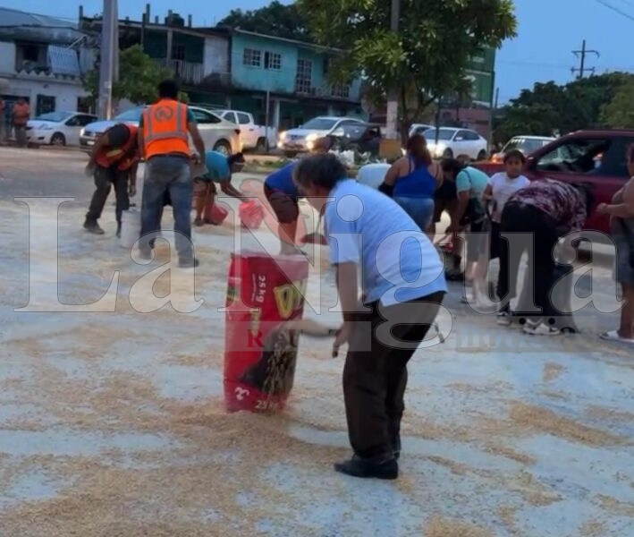Rapiña de maíz en Coatzacoalcos tras accidente de tráiler en zona portuaria. 2 img 20250709 wa00218478820471081694224