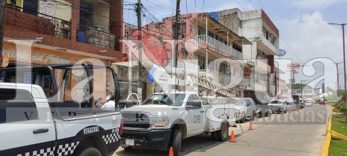 Reconectan “a la mala” la luz del Palacio Municipal de Agua Dulce por orden del alcalde; violan la ley y ponen en riesgo a trabajadores. 2 img 20250709 wa00574143992691838573579