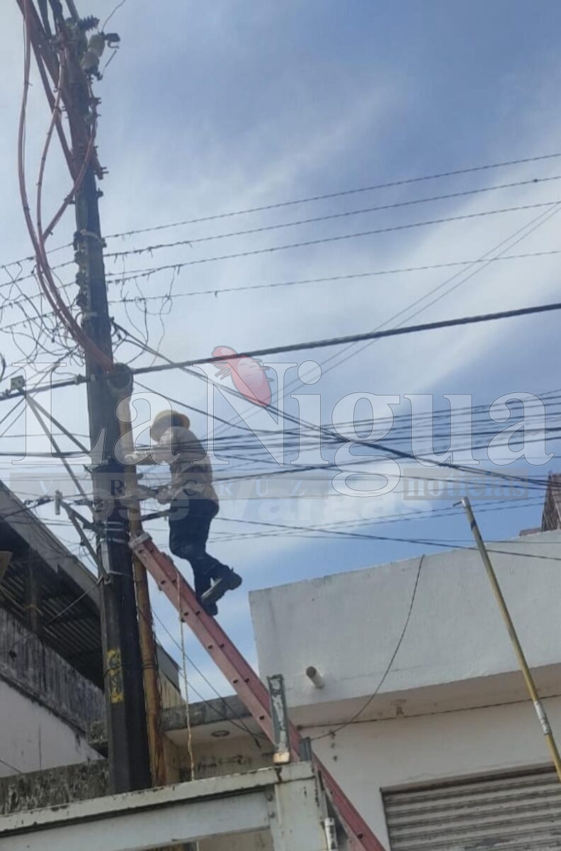 Reconectan “a la mala” la luz del Palacio Municipal de Agua Dulce por orden del alcalde; violan la ley y ponen en riesgo a trabajadores. 4 img 20250709 wa00588593121506782190045