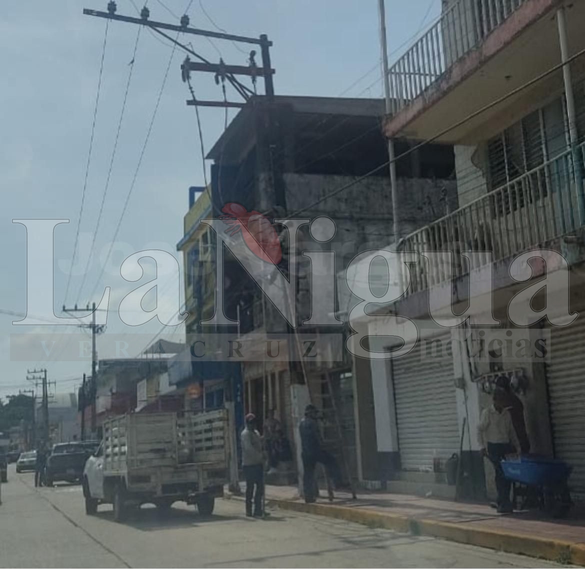Reconectan “a la mala” la luz del Palacio Municipal de Agua Dulce por orden del alcalde; violan la ley y ponen en riesgo a trabajadores. 3 img 20250709 wa00597957146368918572280