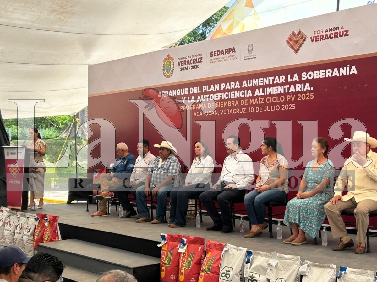 Gobernadora Rocío Nahle impulsa el campo en Acayucan con entrega de maquinaria y apoyos a productores. 23 img 20250710 wa0057770884716900390728