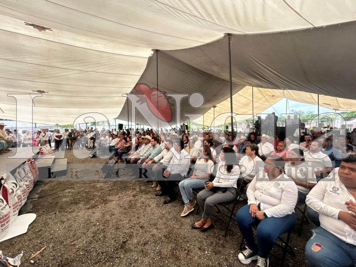 Gobernadora Rocío Nahle impulsa el campo en Acayucan con entrega de maquinaria y apoyos a productores. 20 img 20250710 wa00583138589684025856236