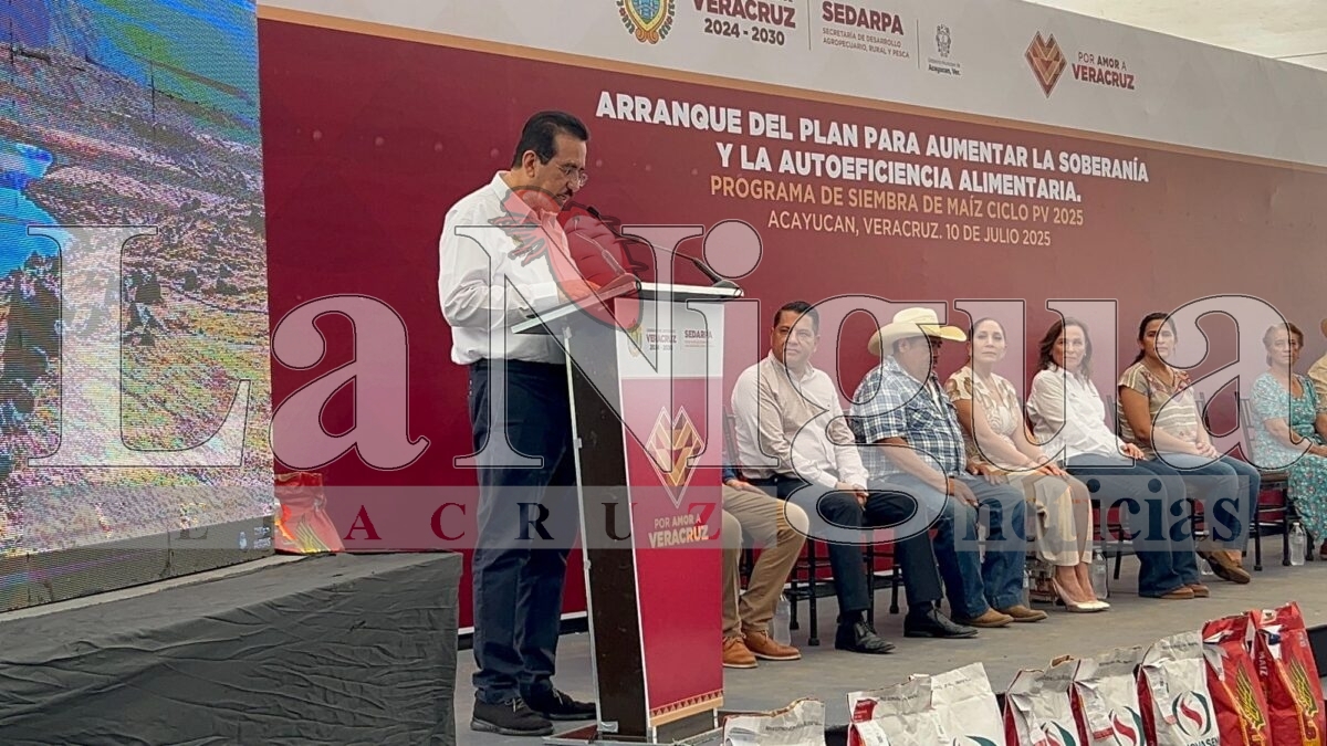 Gobernadora Rocío Nahle impulsa el campo en Acayucan con entrega de maquinaria y apoyos a productores. 22 img 20250710 wa00605486434947428875244