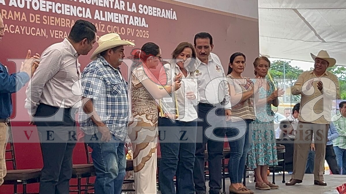 Gobernadora Rocío Nahle impulsa el campo en Acayucan con entrega de maquinaria y apoyos a productores. 19 img 20250710 wa00627246707800240110314