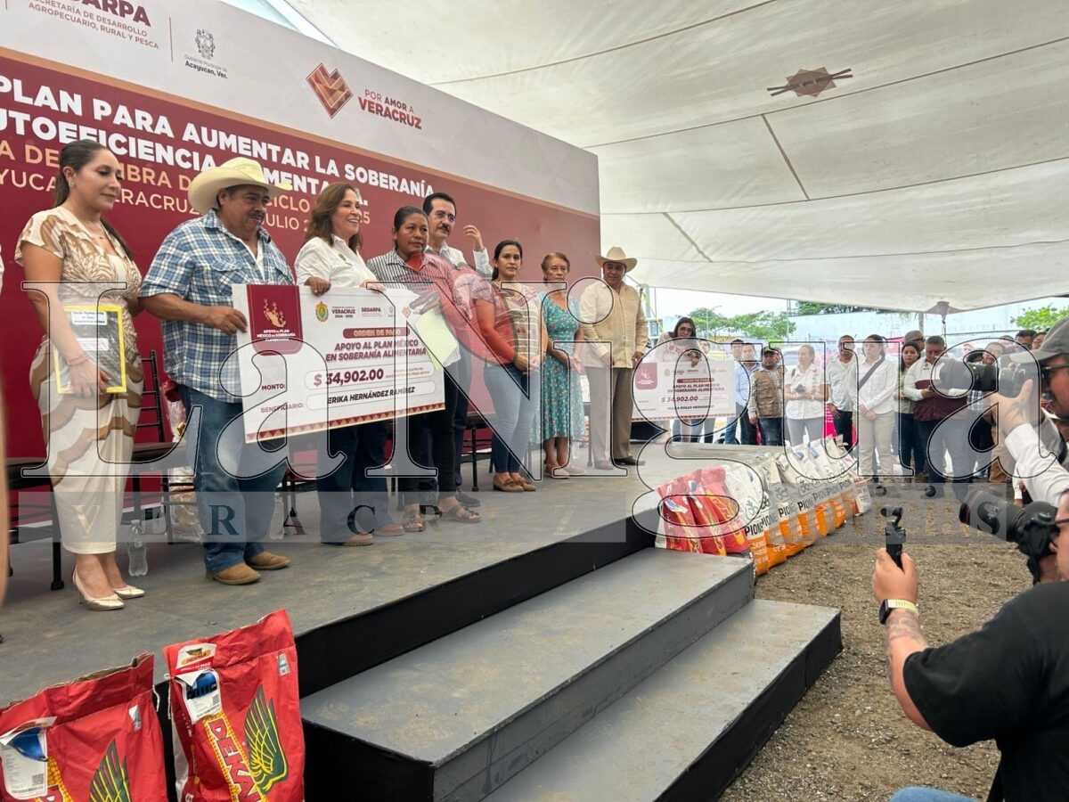 Gobernadora Rocío Nahle impulsa el campo en Acayucan con entrega de maquinaria y apoyos a productores. 18 img 20250710 wa00647481225280258256824