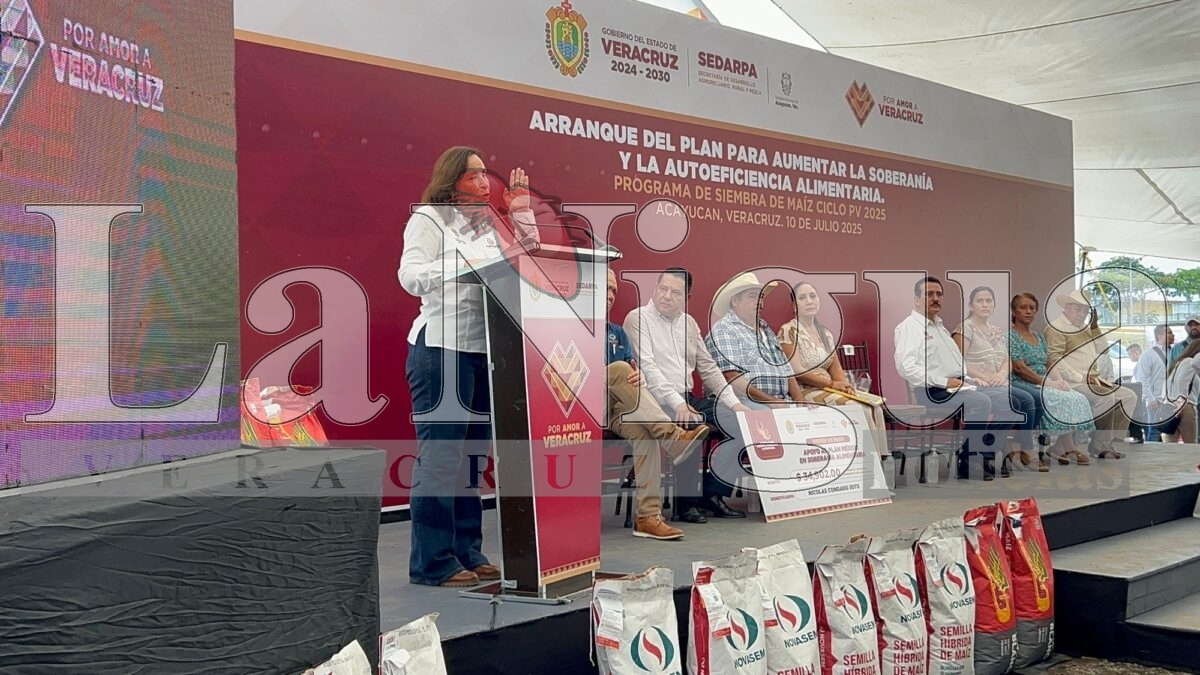 Gobernadora Rocío Nahle impulsa el campo en Acayucan con entrega de maquinaria y apoyos a productores. 15 img 20250710 wa00676882032330456511351