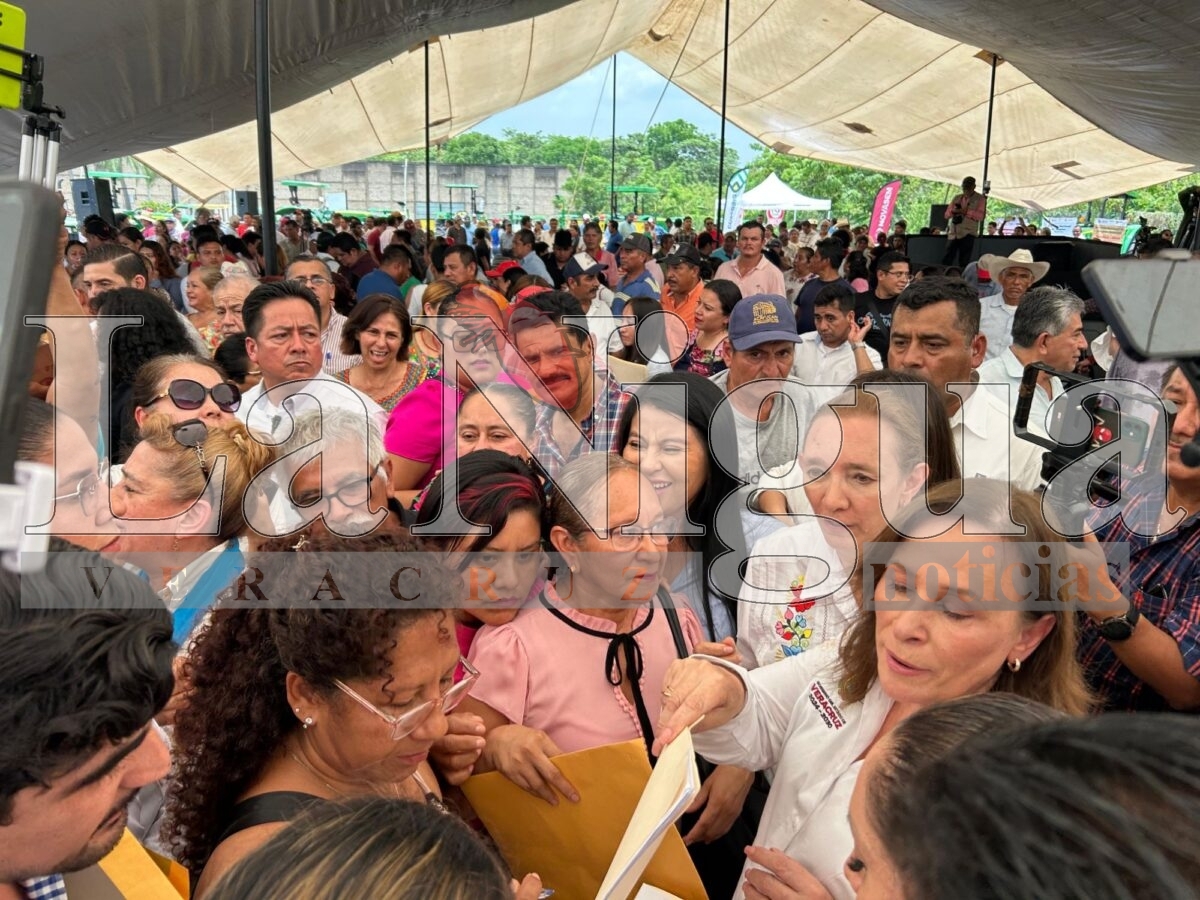 Gobernadora Rocío Nahle impulsa el campo en Acayucan con entrega de maquinaria y apoyos a productores. 13 img 20250710 wa00683593008876522002022