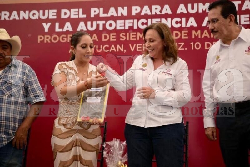 Gobernadora Rocío Nahle impulsa el campo en Acayucan con entrega de maquinaria y apoyos a productores. 7 img 20250710 wa00776506713705187338257