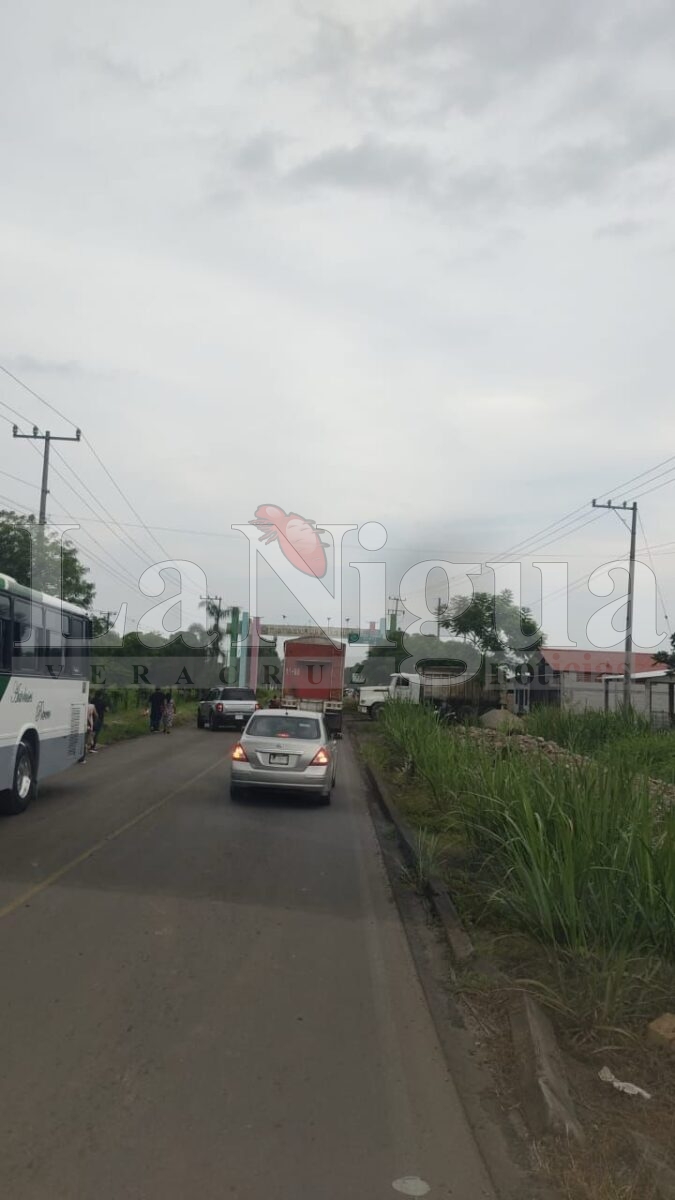 Vecinos bloquean carretera en Paso del Macho; exigen aparición de joven desaparecido 1 img 20250711 wa00798763306464765441441