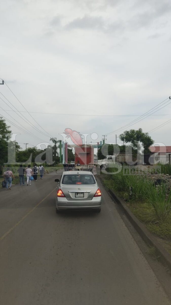 Vecinos bloquean carretera en Paso del Macho; exigen aparición de joven desaparecido 2 img 20250711 wa00803071489737461639185