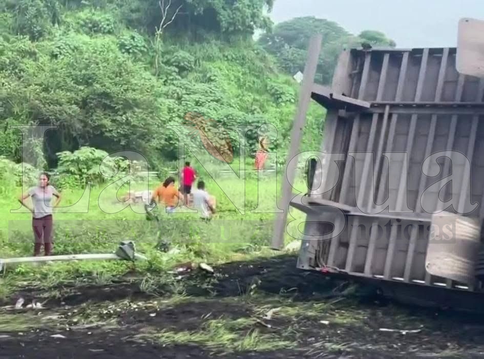 Descontrol y rapiña tras volcadura de tráiler cervecero en la autopista Tinaja-Veracruz. 3 img 20250712 wa01013812361332489051028