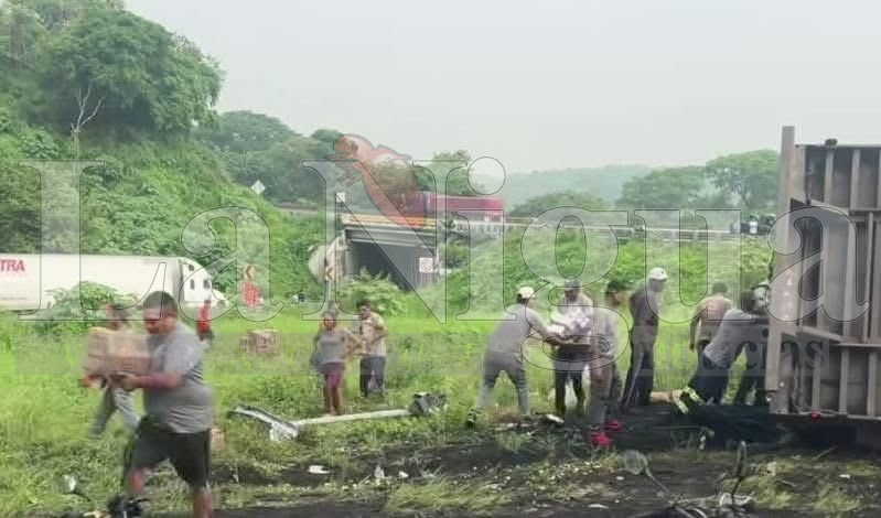 Descontrol y rapiña tras volcadura de tráiler cervecero en la autopista Tinaja-Veracruz. 4 img 20250712 wa01025309530682268956985