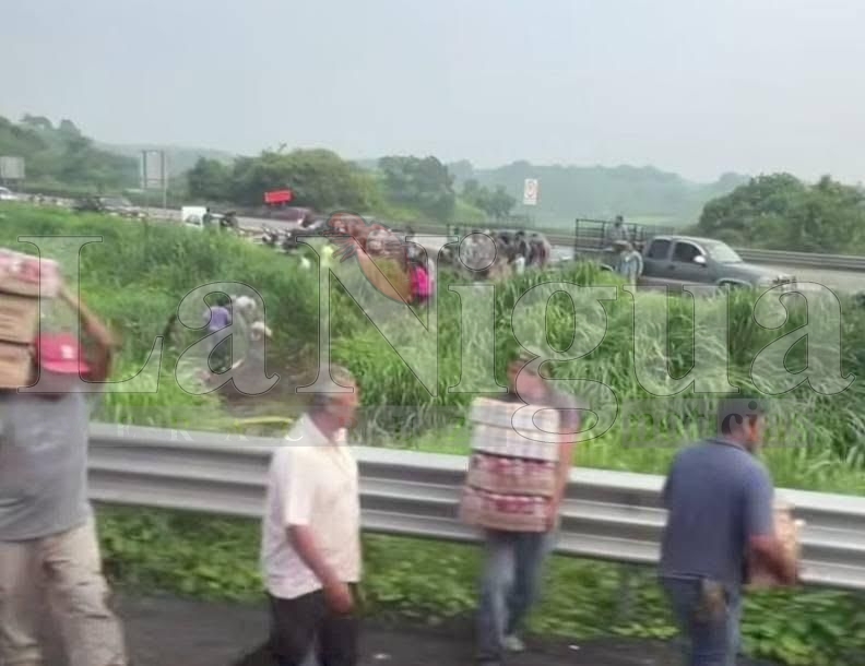 Descontrol y rapiña tras volcadura de tráiler cervecero en la autopista Tinaja-Veracruz. 5 img 20250712 wa01038859181024732272896