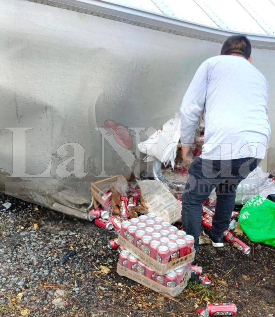 Descontrol y rapiña tras volcadura de tráiler cervecero en la autopista Tinaja-Veracruz. 2 img 20250712 wa01048642857998457433115