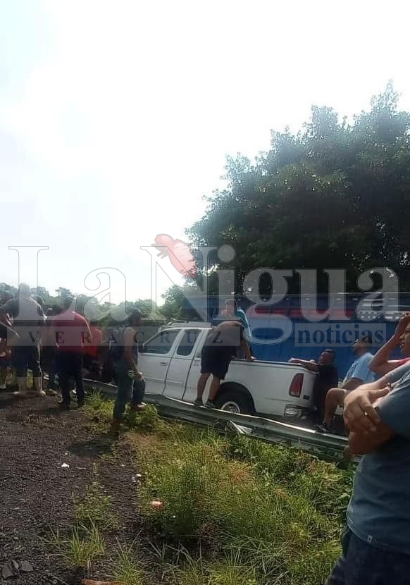 Descontrol y rapiña tras volcadura de tráiler cervecero en la autopista Tinaja-Veracruz. 6 img 20250712 wa01053788565804428870517