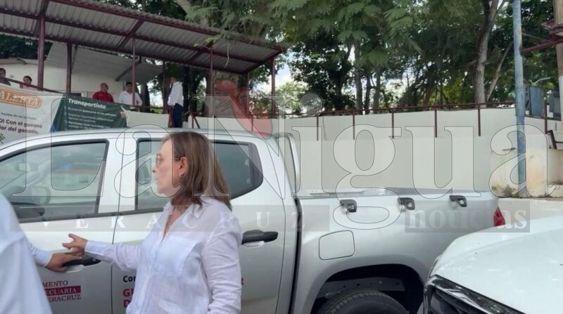 Rocío Nahle entrega vehículos para combatir plaga ganadera en Agua Dulce; asegura respaldo total a municipios del sur. 2 img 20250717 wa00501374873738606358538