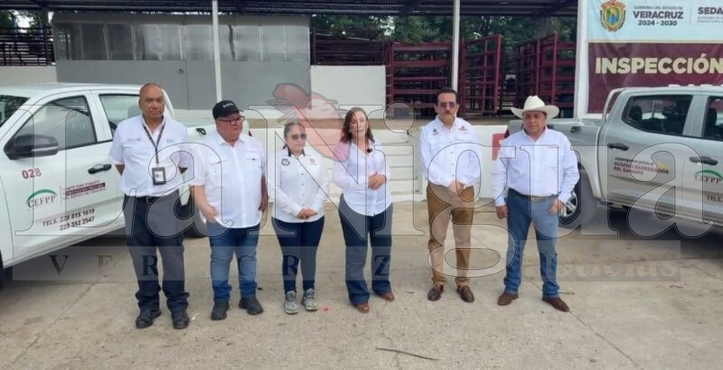 Rocío Nahle entrega vehículos para combatir plaga ganadera en Agua Dulce; asegura respaldo total a municipios del sur. 7 img 20250717 wa0053250454035153526025