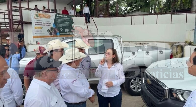 Rocío Nahle entrega vehículos para combatir plaga ganadera en Agua Dulce; asegura respaldo total a municipios del sur. 3 img 20250717 wa00554149929779788919468