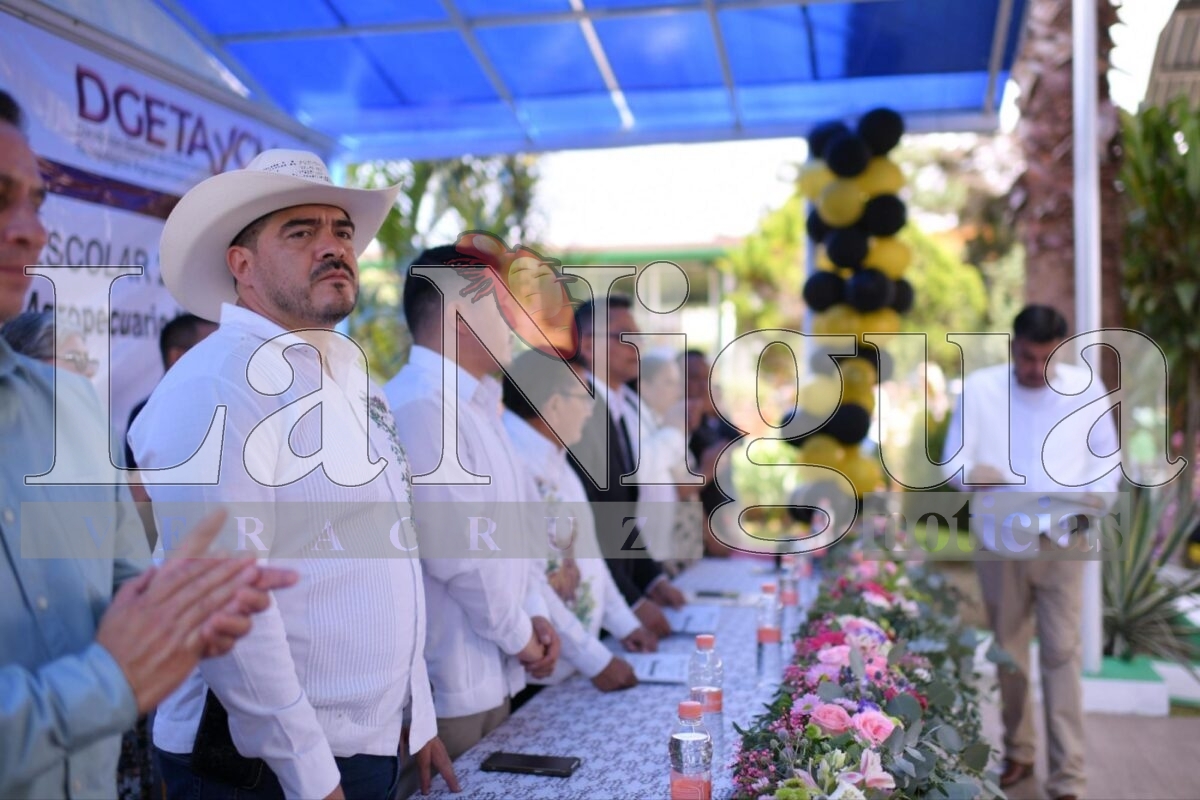 Zenyazen Escobar asiste a la graduación del CBTA No. 99 en Coscomatepec 1 img 20250718 wa01218201782193766882454