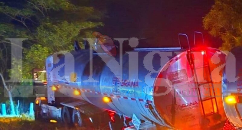 Balacera y persecución en la autopista Acayucan–Isla: frustran robo de pipa con gasolina. 2 img 20250722 wa00512363813584058400385