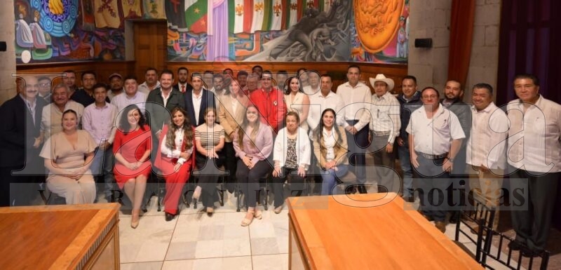 Se reúne Rocío Nahle con alcaldes electos del PRI; acude Cirilo Vázquez, referente del sur de Veracruz 2 img 20250723 wa01611243780916314952267