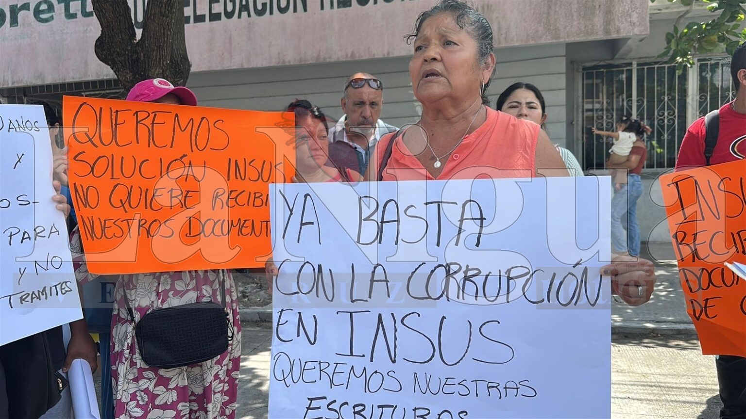 Bloquean avenida en Veracruz en protesta contra INSUS y coret