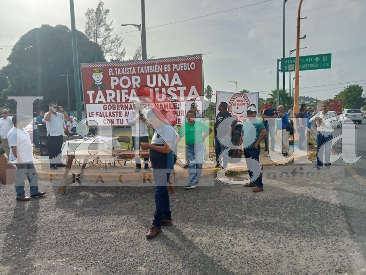 Bloqueos en todo el estado por parte de taxistas 19 img 20250728 wa00569203232788973525350