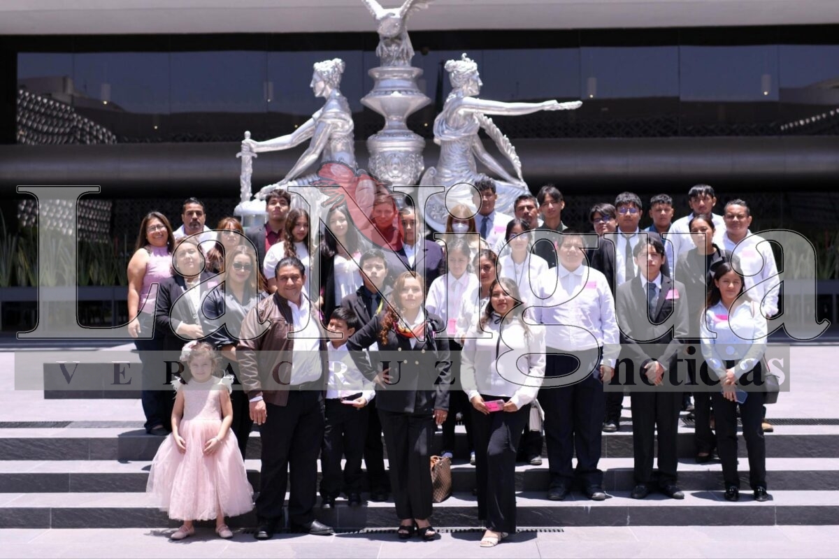 Estudiantes del CECYTEV de Yanga conocen el Congreso, a invitación de Zenyazen Escobar 2 img 20250729 wa00884551495573113344803