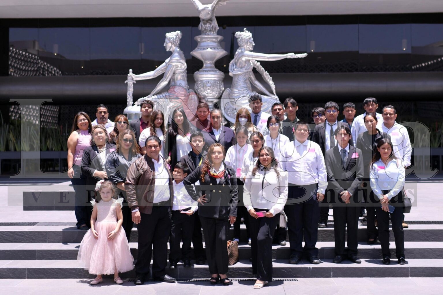 Estudiantes del CECYTEV de Yanga conocen el Congreso, a invitación de Zenyazen Escobar