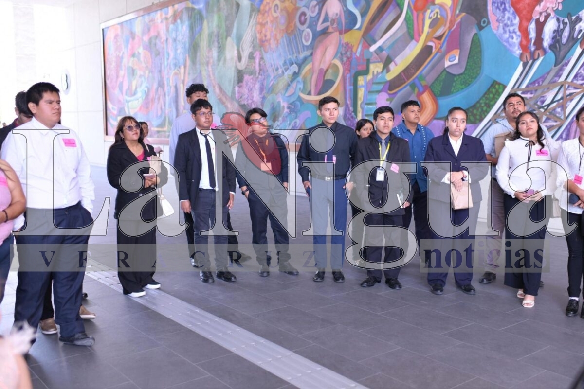 Estudiantes del CECYTEV de Yanga conocen el Congreso, a invitación de Zenyazen Escobar 5 img 20250729 wa0091666605997511362233