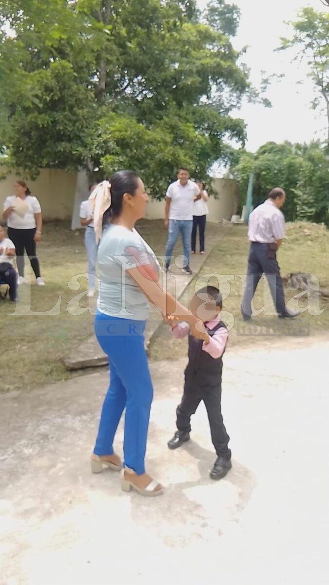 Niños indígenas se gradúaron y así se despiden de su maestro quién falleció días antes de la clausura 6 polish 20250717 1819273308546511594197780365