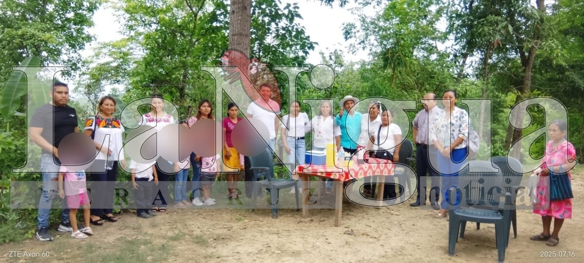 Niños indígenas se gradúaron y así se despiden de su maestro quién falleció días antes de la clausura 3 polish 20250717 1821325085719211583031109183