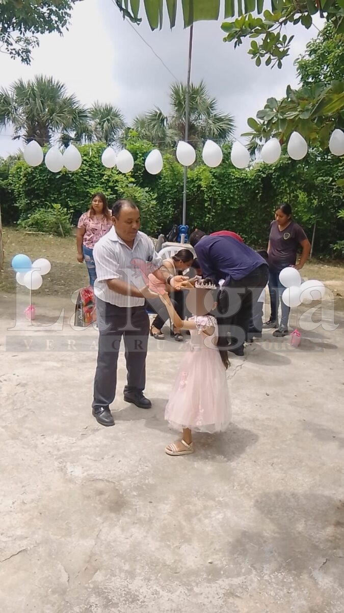 Niños indígenas se gradúaron y así se despiden de su maestro quién falleció días antes de la clausura 4 polish 20250717 1822140076694970388223505620