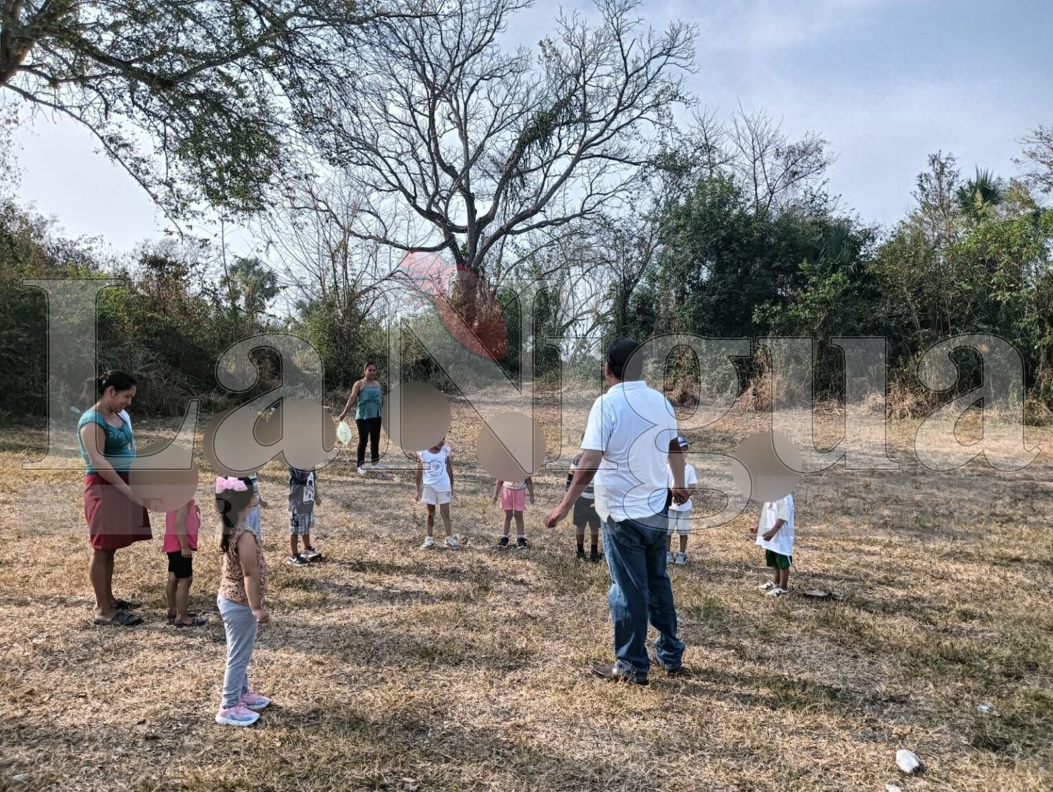 Niños indígenas se gradúaron y así se despiden de su maestro quién falleció días antes de la clausura