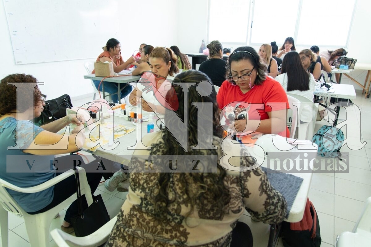 Cursan mujeres taller de aplicación de uñas softgel