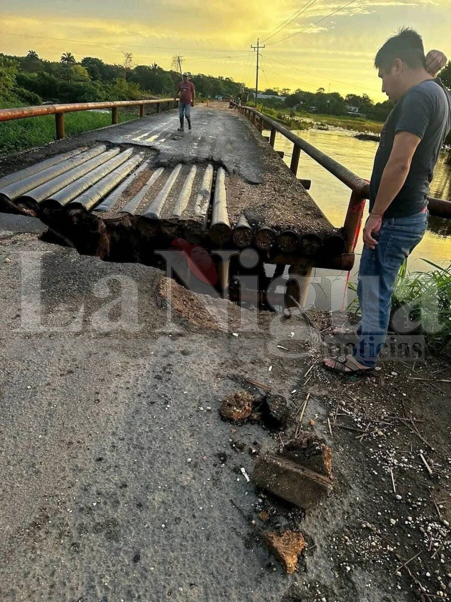 Deslave en el puente Corpal deja incomunicadas a más de 3 mil personas en Texistepec.