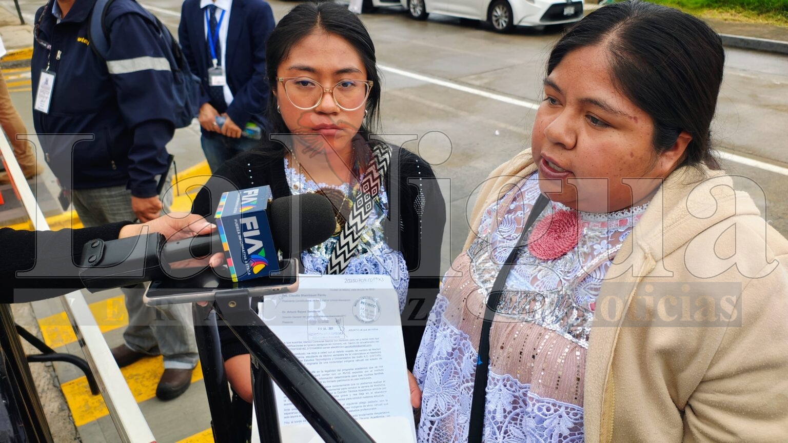 Cobran 60 mil pesos a estudiante indígena para hacer su internado en medicina